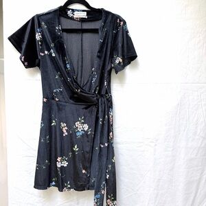 Urban outfitters - Black Floral Velvet Wrap Dress
